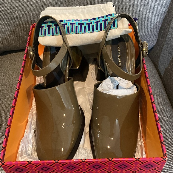 Tory Burch Mary Jane pump. Excellent cond. SZ 8. Toasted sesame patent leather. - Picture 10 of 10